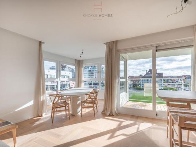 Prachtig gerenoveerd hoekappartement met 3 slaapkamers na.
