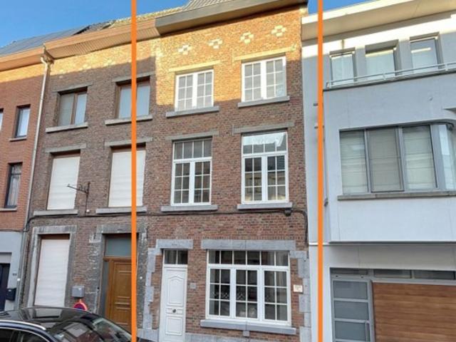 Prachtig gerenoveerde stadswoning met 4 slpks 2 bdks+ koer