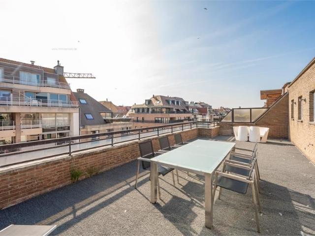 Prachtig gerenoveerde penthouse met uniek ruim terras, op wandelafstand van het strand