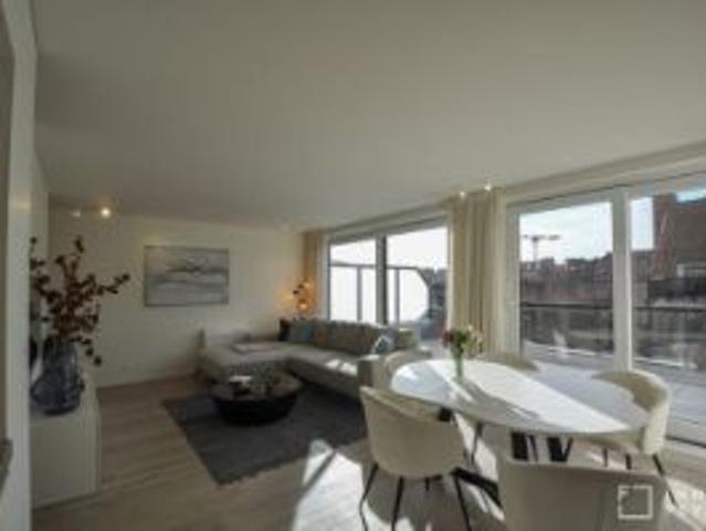 Prachtig gerenoveerde penthouse met zijdelings zeezicht te k
