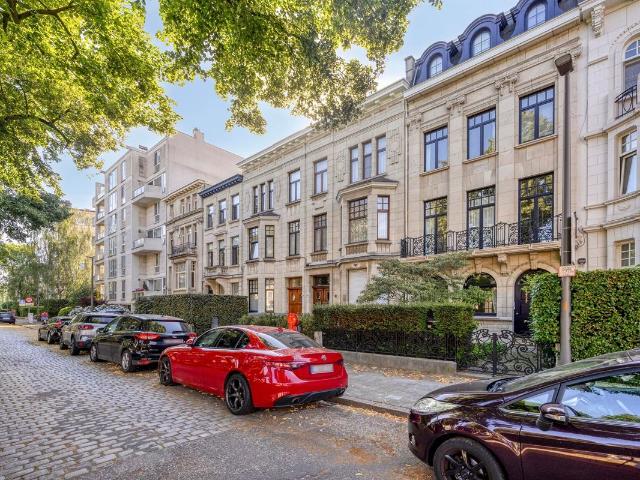Prachtig herenwoning met 6 slaapkamers, tuin en dubbele parking