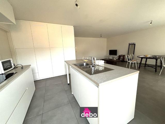 Prachtig, modern, energiezuinig gelijkvloers appartement met 2 slpkmrs, tuin, garage en uitweg achteraan
