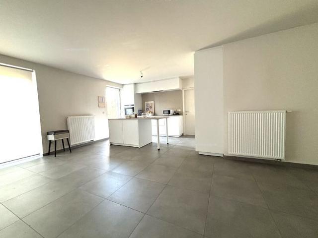 OPEN HUIS VRIJDAG 04/04 van 18u tot 19u. Prachtig, modern, energiezuinig gelijkvloers appartement met 2 slpks, tuin, garage en u