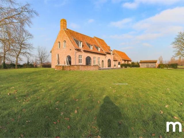 Prachtig recent landhuis met bijgebouwen in een rustige omgeving !