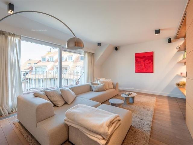 Prachtig, ruim 2 slaapkamer appartement met ruime terrassen centraal gelegen op de Zoutelaan te Knokke met mogelijkheid tot het