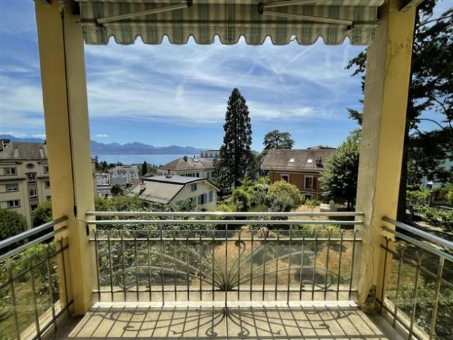Prächtige 2,5 Zimmer Wohnung im ersten Stock mit Seeblick, gelegen in Lausanne