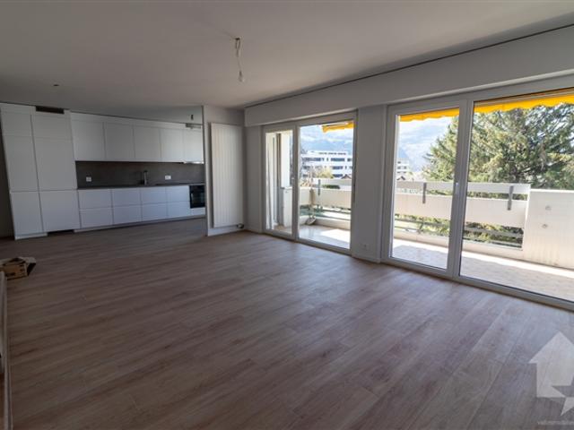 Prächtige 4,5 Zimmer Wohnung mit 2 Plätzen