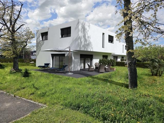 Prächtige 5,5 Zimmer Villen mit schönem flachem Grundstück und freiem Blick