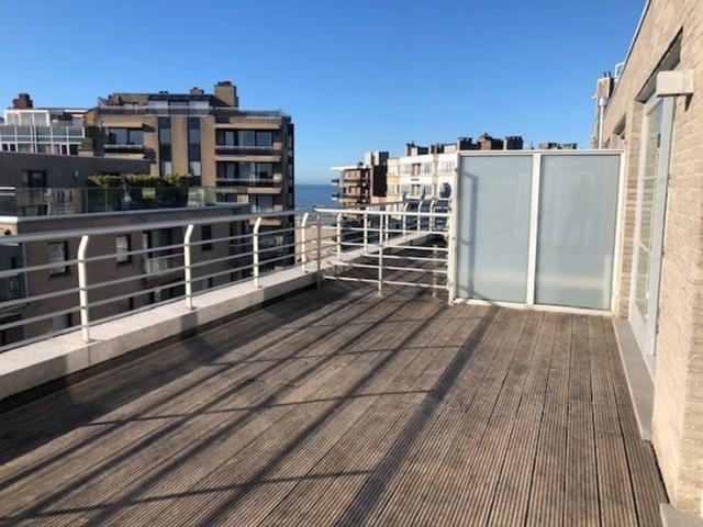 Prachtige centraal gelegen penthouse met lateraal zeezicht