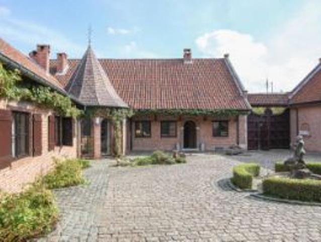 Prachtige, authentieke vierkantshoeve te Herdersem Aalst!