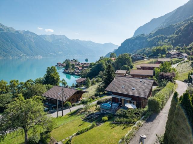 PRÄCHTIGE AUSSICHTEN IN ISELTWALD SCHMUCKES CHALET OBERHALB VOM BRIENZERSEE