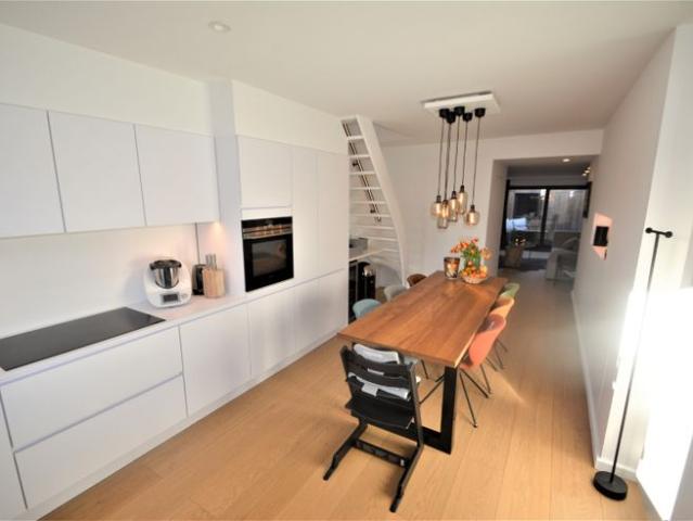 Prachtige en met veel smaak gerenoveerde woning met 2 sla.