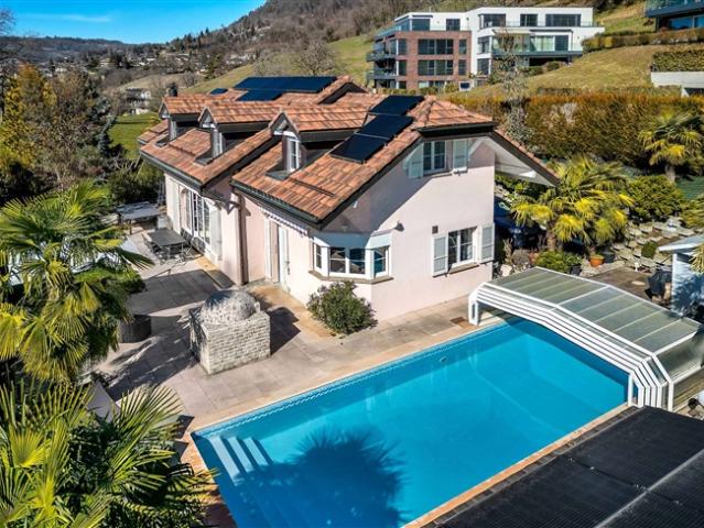 Prächtige Familienvilla mit Schwimmbad und Seeblick
