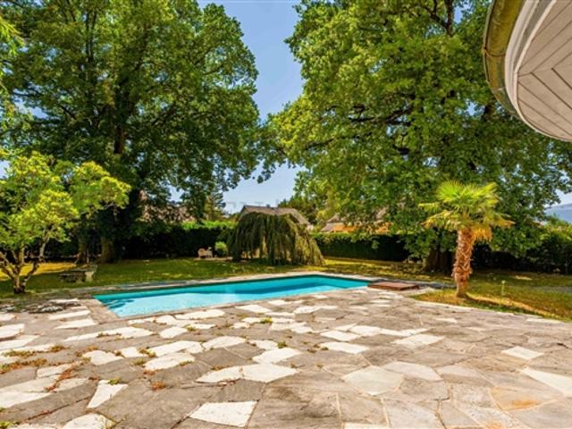 Prächtige freistehende Villa mit großem Garten