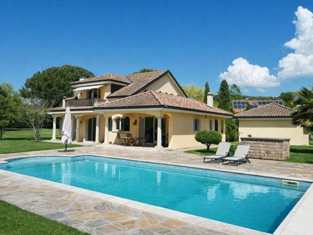 Prächtige freistehende Villa im südlichen Stil mit Swimmingpool