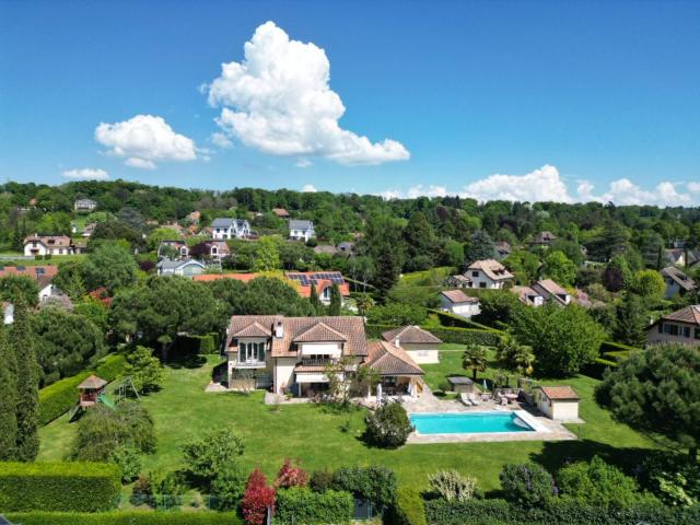 Prächtige freistehende Villa im südlichen Stil mit Swimmingpool