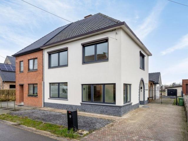 PRACHTIGE HALFOPEN BEBOUWING OP EEN PERCEEL VAN 8A48CA NA.