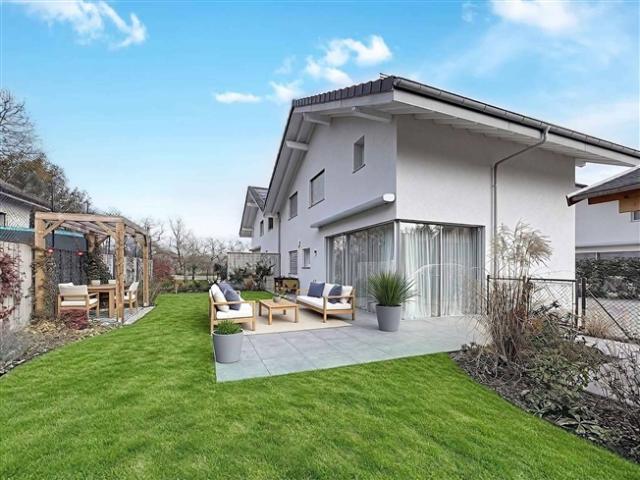 Prächtige moderne Villa mit Garten