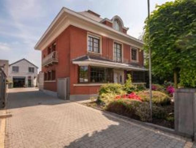 Prachtige meesterwoning met extra wooneenheden en kantoren