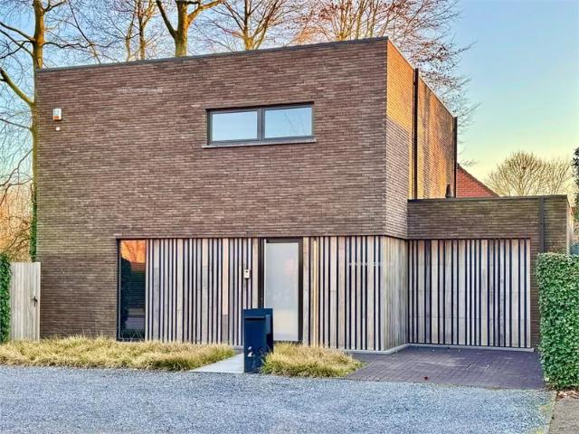 Prachtige strakmoderne villa met 3 slpk, dressing, garage en tuin met tuinlounge voor 695.000 EUR