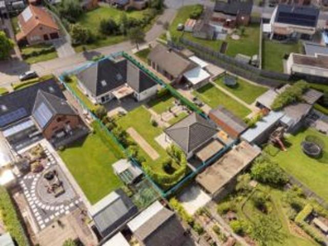 Prachtige woning met 5 slaapkamers, 3 badkamers en bijgebouw