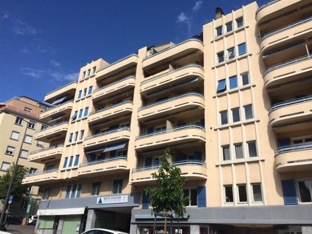 Prächtige und geräumige 2 Zimmer Wohnung, komplett renoviert