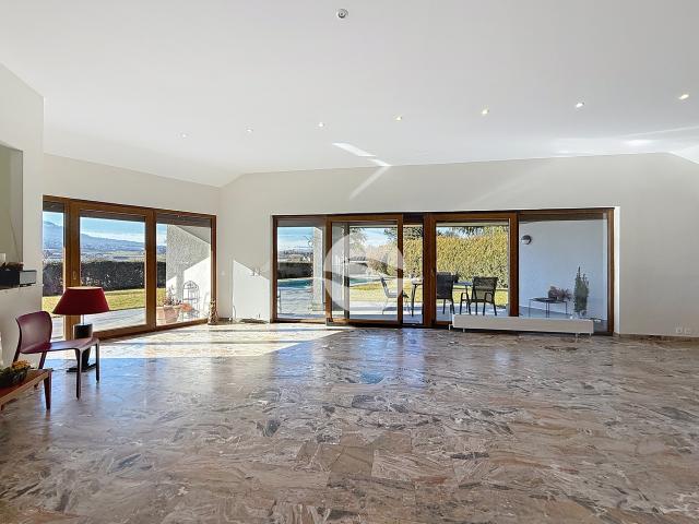 Prächtige und geräumige zeitgenössische Villa mit offener Aussicht!