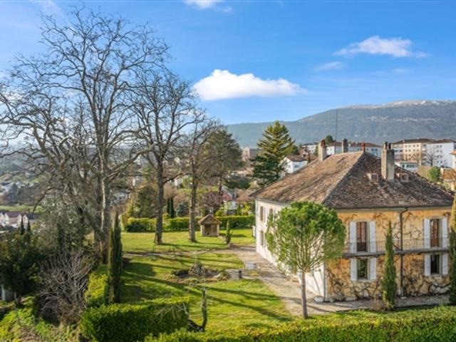 Prächtige Villa in Orbe auf einem ein Hektar großen Grundstück