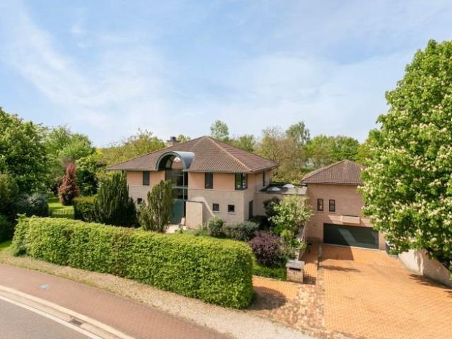 PRACHTIGE VILLA MET PRAKTIJKRUIMTE, STUDIO EN AANGELEGDE.