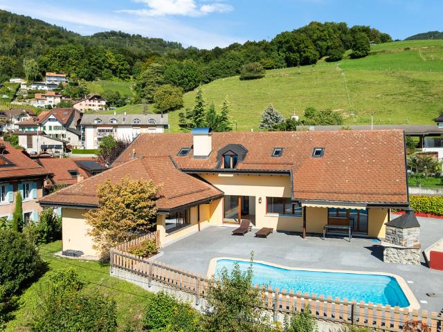 Prächtige Villa mit See und Poolblick