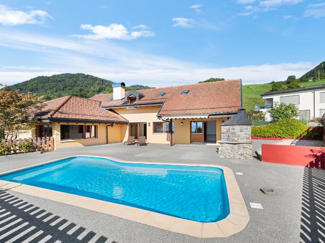 Prächtige Villa mit See und Poolblick