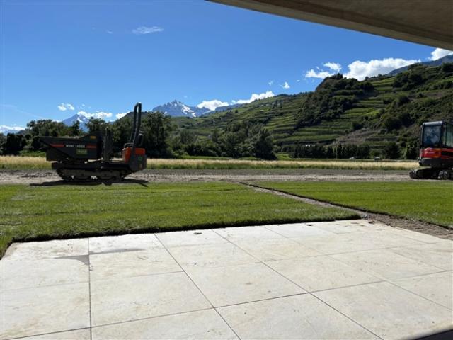 Prächtiger Garten mit überdachter Terrasse und herrlicher Aussicht