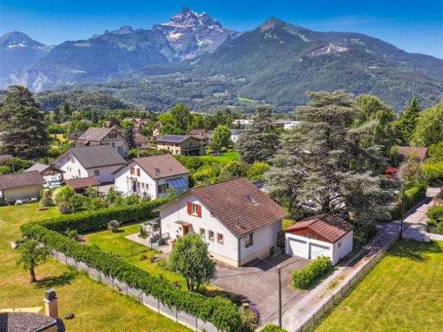 Prächtiges freistehendes Haus mit Blick auf die Dents du Midi in Bex