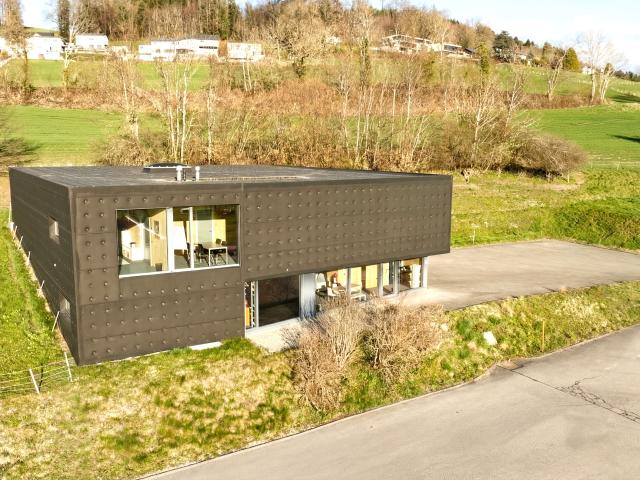 Prächtiges Gebäude in einer handwerklichen Zone