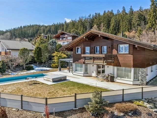 Prächtiges Grundstück mit einem freistehenden Mazot und einem Außenbad