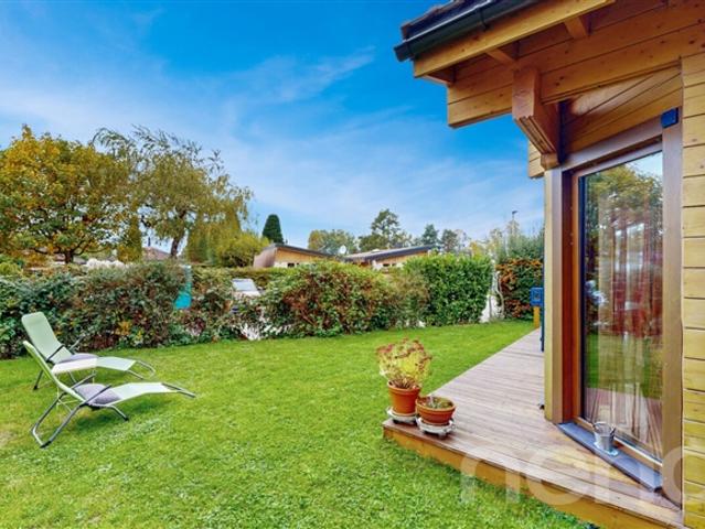 Prächtiges Holzhaus nur einen Steinwurf vom See entfernt