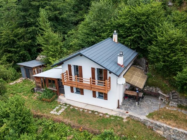 Prächtiges renoviertes Chalet auf einem Grundstück von 3.932 m²