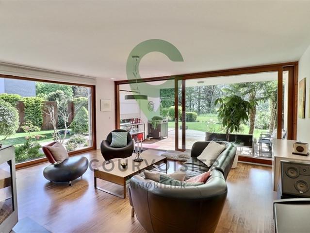 Prächtiges 7 Zimmer Dreierzimmer mit Blick auf den See Garten und Jacuzzi