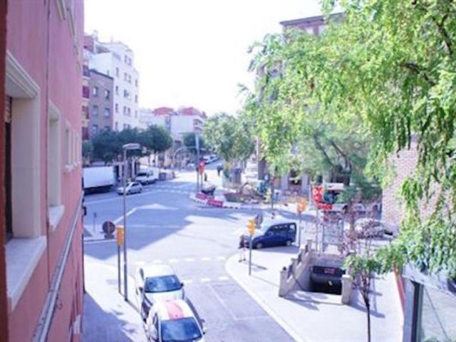 Practical single bedroom in a 5 bedroom flat, near the Maragall metro station
