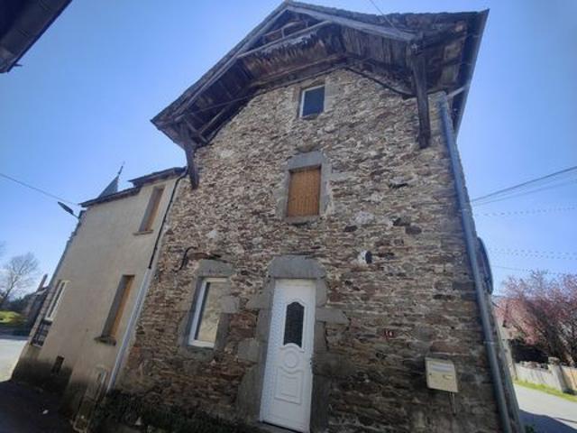 PRADINAS MAISON DE VILLAGE AVEC TERRAIN ET DEPENDANCES