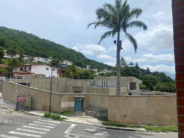 Prados del este. A estrenar 1200m2T/700C. 4 hab+2 servicio+chofer/7P