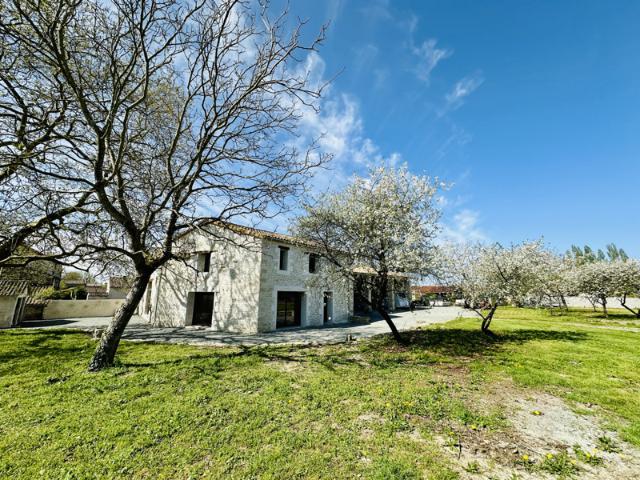 PRAHECQ CENTRE Maison en pierre 4 chambres