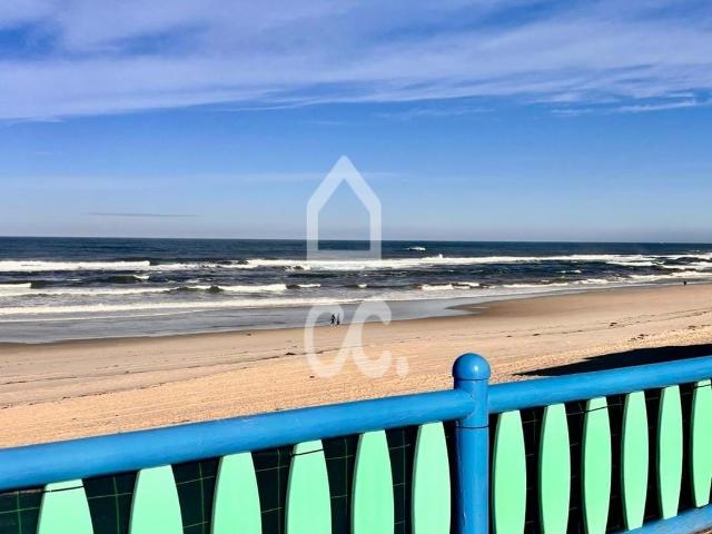PRAIA DA VIEIRA Casa de rés do chão para comércio com a área bruta de 125 m2 com vista privilegiada para o MAR, a qual funcionou como Restaurante. Imóvel composto por sala, cozinha, instalações sanitárias e 1 dependência. Dispõe de um logradouro com 6 M2 com churrasqueira privada Marinha Grande, Praia da Vieira
