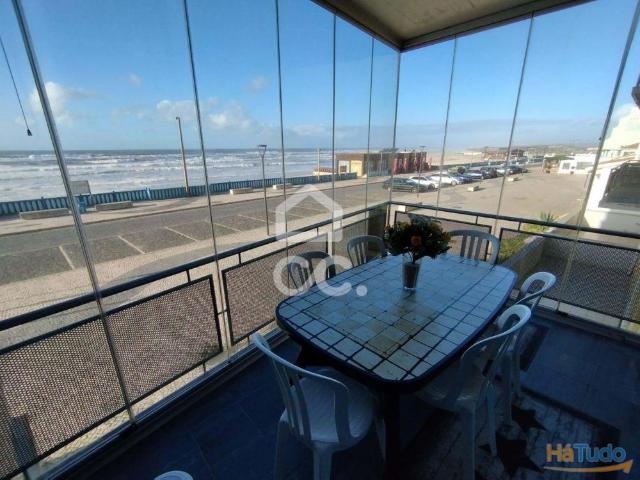 PRAIA DA VIEIRA Apartamento T2 situado na Primeira Linha de Costa virado ao Mar, com vista privilegiada para o oceano, inserido em condomínio privado com porteiro permanente e Piscina coletiva. | 26084063268