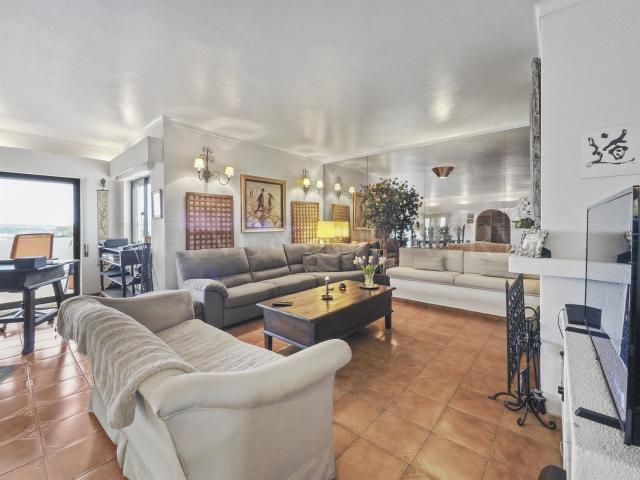 Praia da Rocha | Portimão – Espaçoso Apartamento Duplex de 3. 233m² Portimão