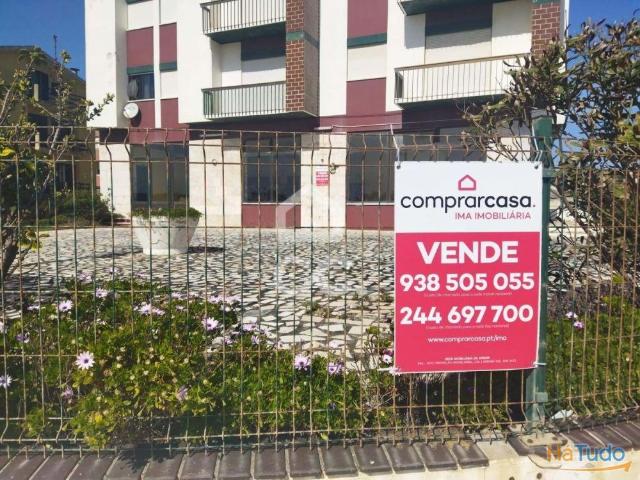 PRAIA DO PEDROGÃO Espaço Comercial com a área útil de 166 m2, licenciado para Café e Restaurante, com duas entradas, uma boa exposição solar, acesso direto a arrecadação com a área de 130 m2  este espaço pode ser potenciado para outras atividades comer | 26064063287