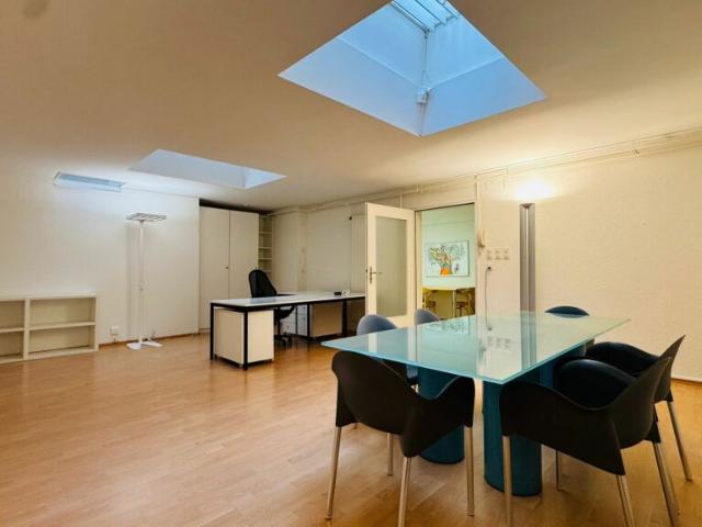 Praktische Büro /Gewerbefläche mit Tageslicht, Archiv/Lager und WC zur Alleinnutzung