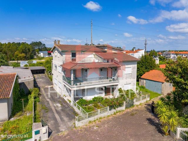 Prdio / 3 Pisos / 3 Apartamentos T3 / Garagem Fechada / Anexos / Embr