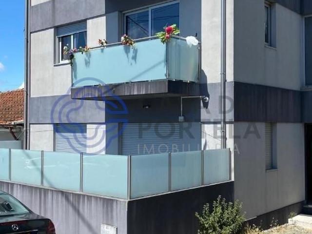 Prdio totalmente reabilitado com 3 T2 em Propriedade Total