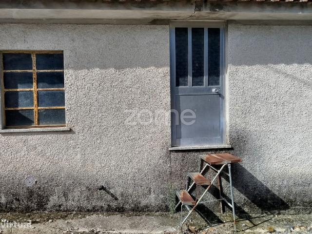 Prdio, armazm com quintal, terreno e garagem Vilar de Besteiro.